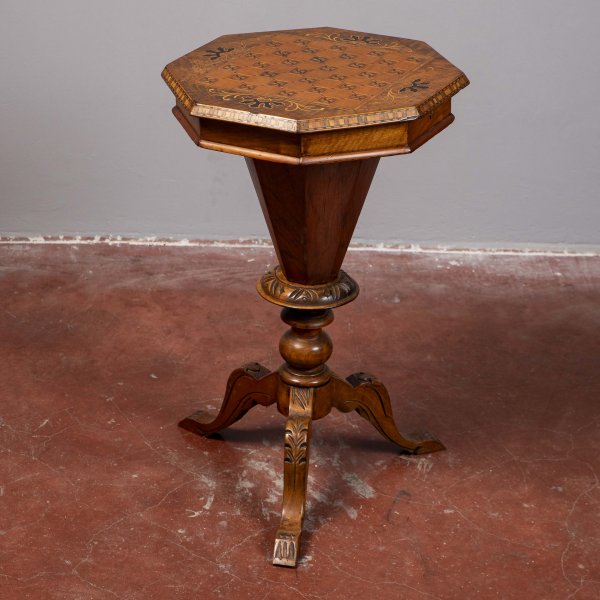 Tavolino  a pozzetto da lavoro intarsiato con scacchiera stile Luigi XIV