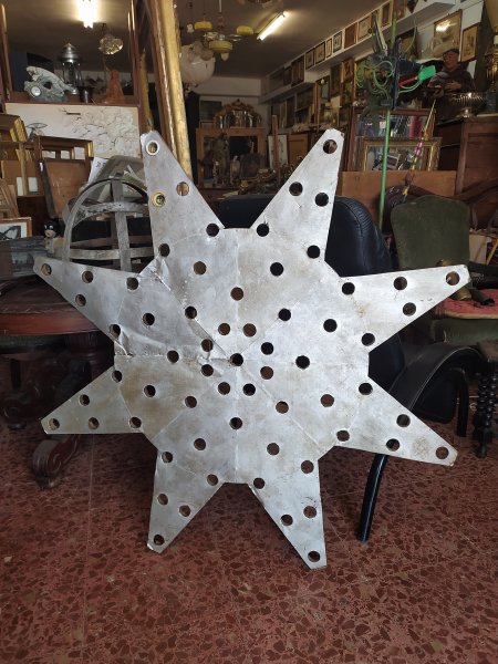 Stella luminosa con otto punte, legno rivestito in lamiera color argento. Italia 1940
