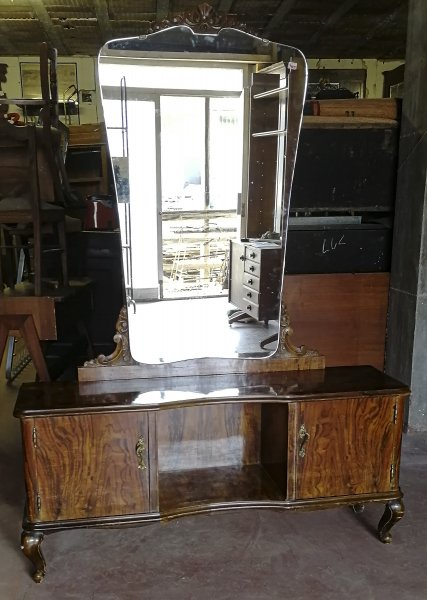 Toletta impellicciata in radica di noce  Italia stile Chippendale 1940