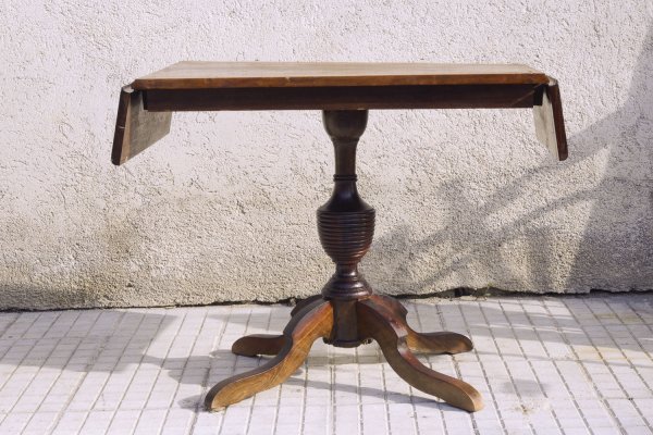 Tavolino basso da caffè in mogano con bandelle laterali Inghilterra 1890 chiuso misura cm 73 x 43 x h 62 aperto cm 100 x 43, 