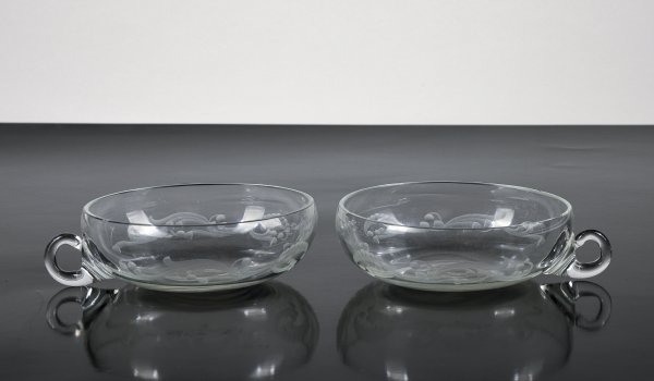 Coppia tazze  da thè in vetro smerigliato con figure bucoliche e greche  Italia Art Decò