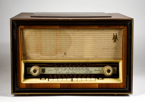 Radio anni 70  ditta Phonola Modello 824 S 