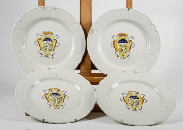 Set 4 piatti da decoro marcati Mancioli Italy con stemma al centro