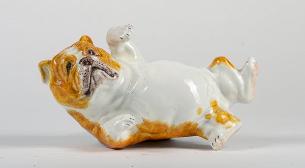 Statua scultura in ceramica bulldog a pancia in su sdraiato stile Guido Cacciapuoti 