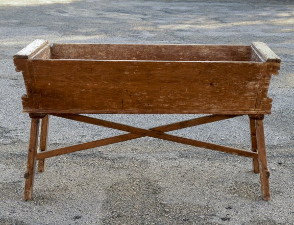 Madia credenza porta farina a conca svasata con base a capretta. Italia epoca primo 800