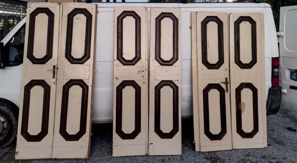 Set di 3 porte a due ante interne epoca 700 con formelle 