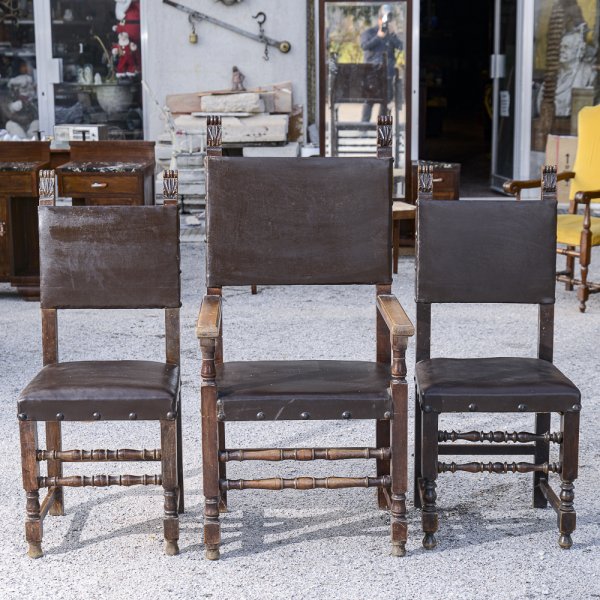 Set di tre sedie con capotavola e sedie  in legno e similpelle