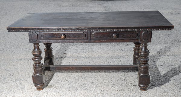 tavolo scrittoio in noce  stile rinascimentale realizzato in legno tinto ebano Italia 1930