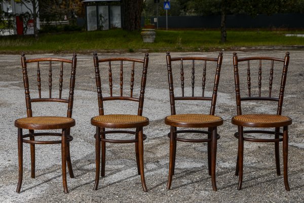 Gruppo di 4 sedie in legno con seduta in paglia di Vienna Italia epoca  900 da restaurare