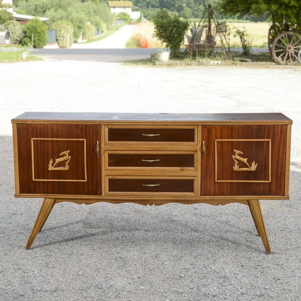 Credenza  bicolore con cervo intagliato  sullo sportello e piedi svasati Italia 1960