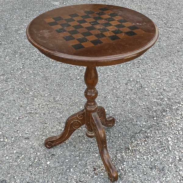 tavolino basso rotondo con scacchiera