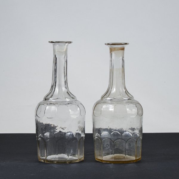 Coppia bottiglie acqua e vino anni 1920
