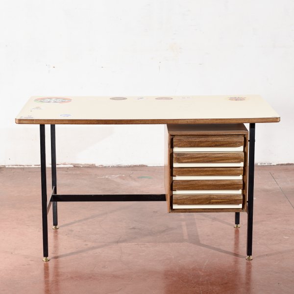  scrivania anni 70 in compensato piedi regolabili in ottone e struttura minimal in metallo