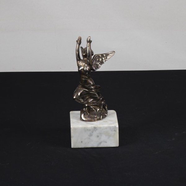 Statua base marmo e figura donna alata metallo argentato anni 1990