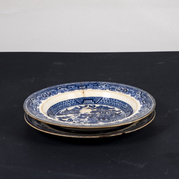 Coppia piatti ceramica bianchi con decori blu firmati willow s.c.r.  
