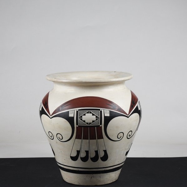 Vaso in terracotta dipinta con decori grafici neri e rossi 1980