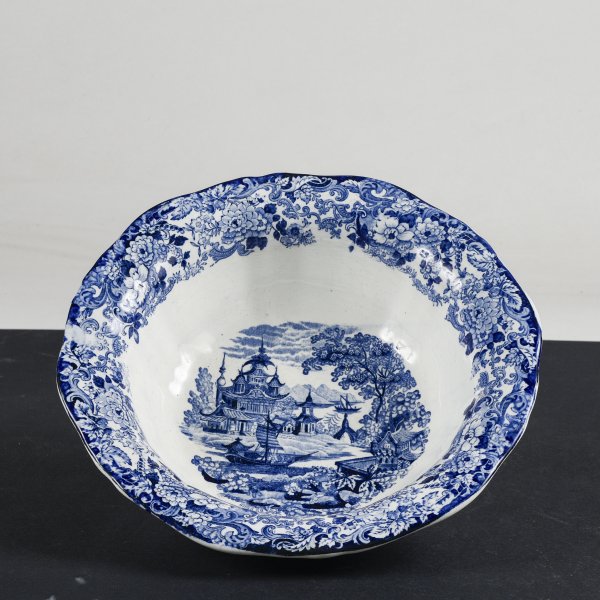 Piatto catino in ceramica bianca e blu  firmata Chinese SCR  1880