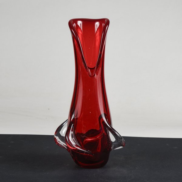 Vaso in vetro  Murano rosso produzione artigianale Italia  1960