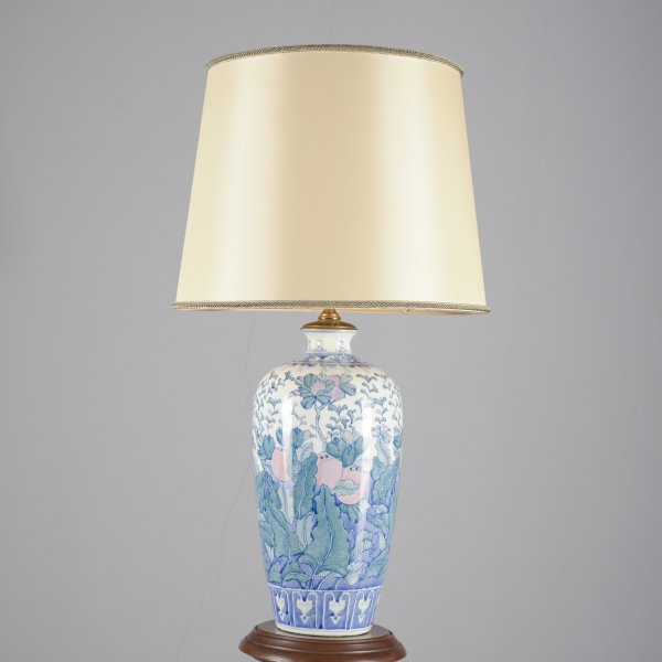 Lampada da tavolo in ceramica con decori orientali Italia 1990