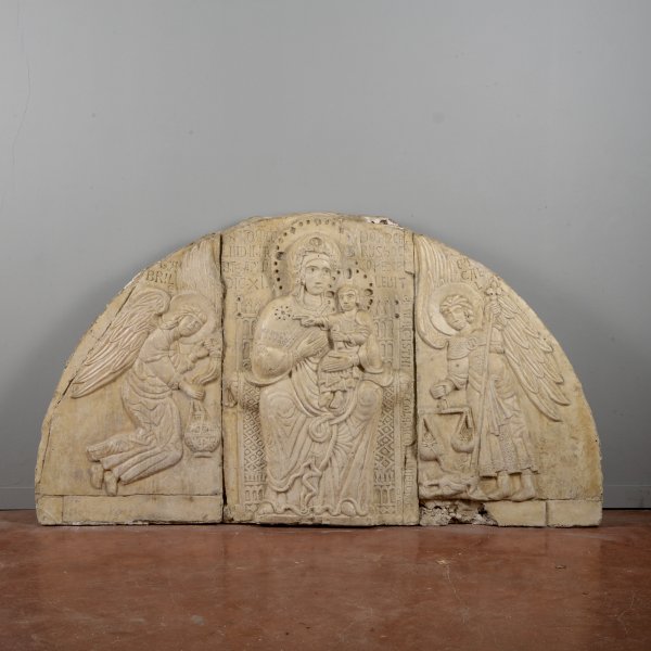 Lunetta in gesso Madonna con Bambino e angeli stile alta epoca XIII secolo