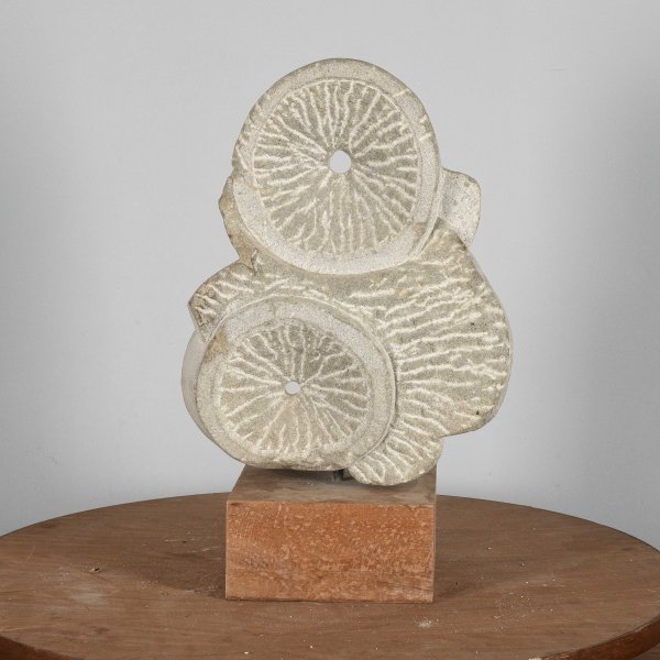 scultura in pietra firmata LB 