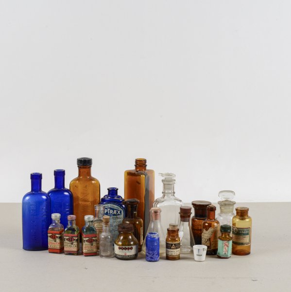  Set boccette farmacia medico varie misure miste XX secolo 23 pezzi in totale