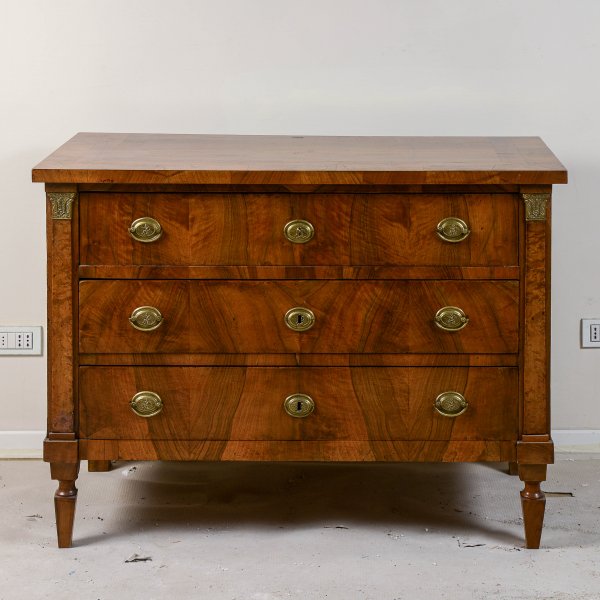 como 3 cassetti epoca 800 impellicciato e con decori impero