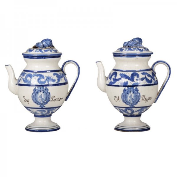 COPPIA DI BROCCHE CON COPERCHIO IN CERAMICA BIANCA E BLU ITALIA 1960