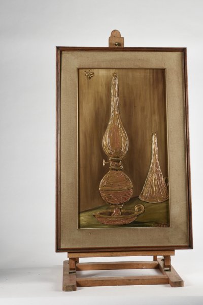 Quadro materico con cornice,  raffigurante lampada ad olio Italia 1970