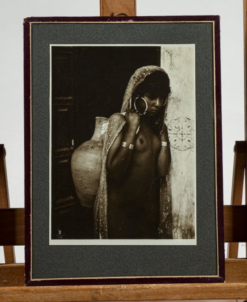 Fotografia originale ANNI 20 nudo di donna di colore con velo e cesta 