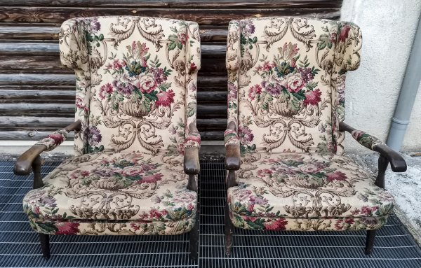 Coppia poltrone in tessuto colorato damascato design 1980