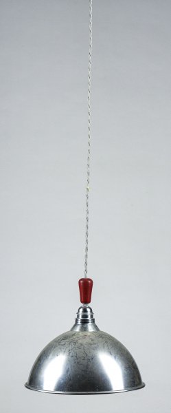 Lampadario in metallo latta con pomo in legno rosso  Industrial Italia 1970