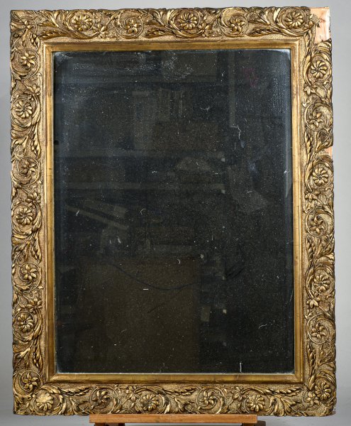 Specchio cornice in legno gessato dorata da restaurare su un angolo Italia epoca 800