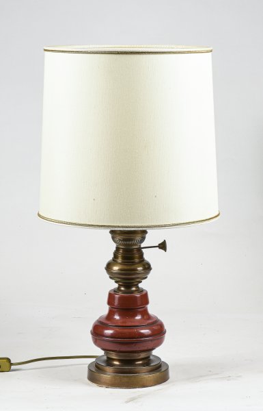 Lampada da comodino base in legno e ottone con cappa chiara Italia 1980