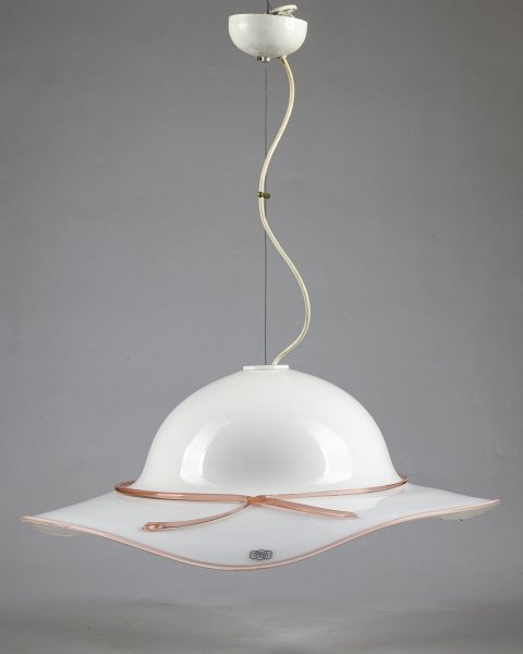 Lampadario tiffany in vetro a forma di cappello da signora a falda larga e decori in vetro rosa al bordo e al cordino Murano 1970