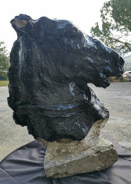 Statua testa di cavallo in cemento verniciato nero Italia metà 900