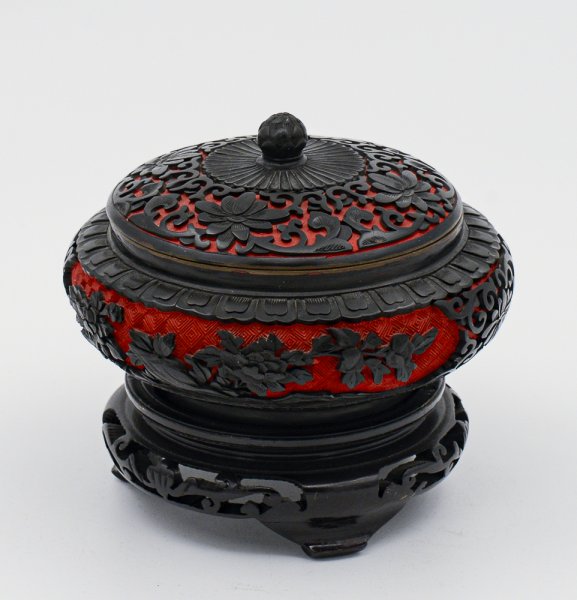 Vaso cloisonnet  in metallo smaltato e decori esterni rosso e nero base in legno Cina  1980