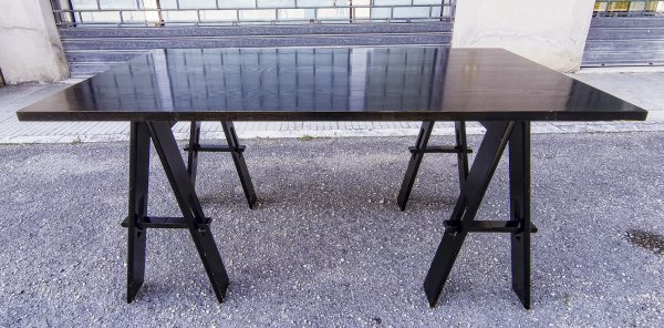 Tavolo in legno colorato nero ditta Acerbis con gambe pieghevoli richiudibili Italia 1980