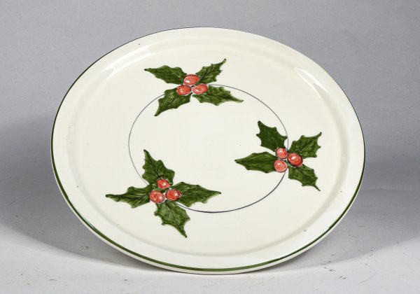 Piatto in ceramica bianco con bordi verdi e decoro agrifoglio firmato Bozzi Appignano