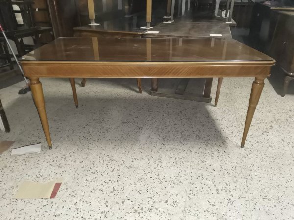  tavolo sala studio con gambe tornite a due dimensioni e piano in vetro 1950