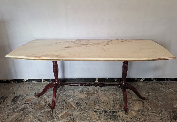 Tavolo base in legno verniciato rosso lucido e puntali in ottone piano   in marmo  Italia 1960