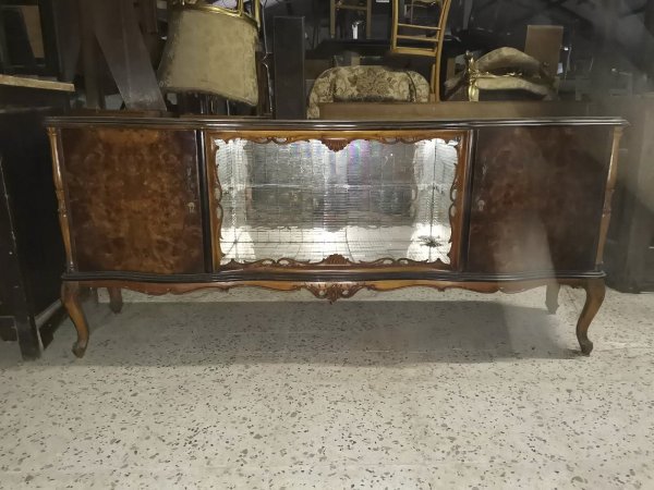 Credenza chippendale  con vetrina centrale e decori intagliati. Italia 1950