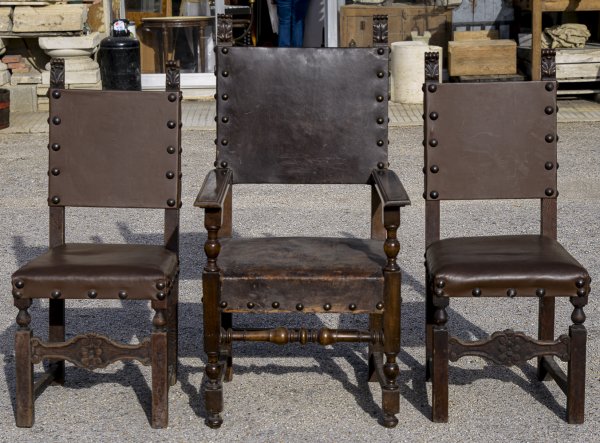 Set tre sedie  seggioloni legno lavorato rivestimento pelle marrone e bulloni trono  epoca 1930