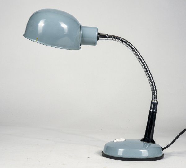 Lampada da tavolo anni 60  mid century in metallo verniciato colore grigio azzurro militare gambo in metallo cromato snodabile   funzionante