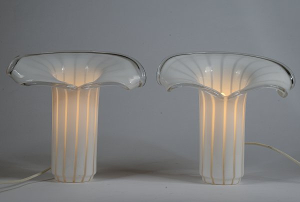 Coppia lampade da tavolo a forma di calla vetro Murano  bianco opaco striato Italia 1980