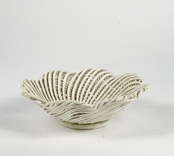 Vassoio piatto centrotavola in ceramica intrecciata bianca  Italia 1950