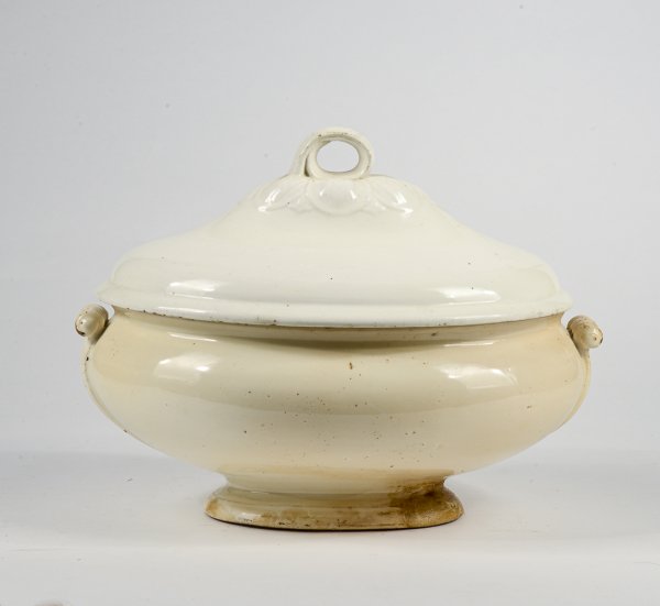 Zuppiera ovale con coperchio ceramica bianca panna Italia epoca 1800  C M Fabriano