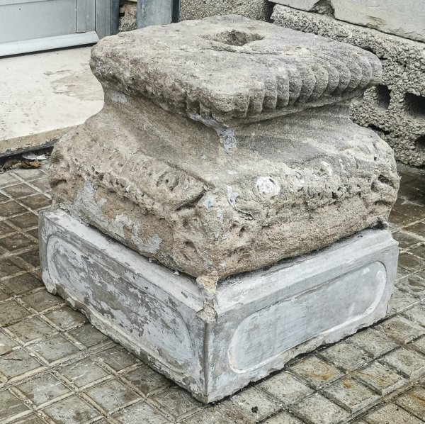 Capitello  antico in pietra con basamento 