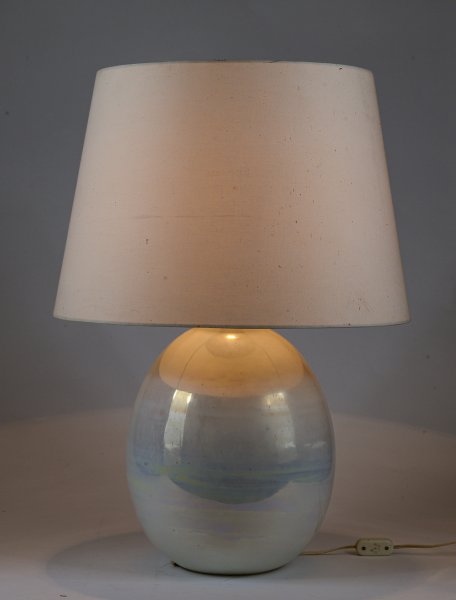Lampada da tavolo in ceramica perlata bianca cangiante invetriata iridescente Italia 1980  
