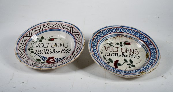Coppia di piatti in terracotta con scritta Volturno 13 ottobre 1925 